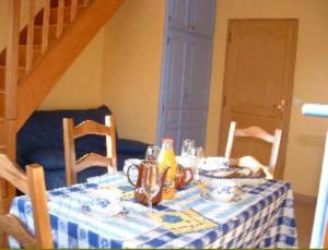 Saint-Sylvestre-Cappel三河山谷住宿加早餐旅馆的一张桌子,上面有蓝白的桌布
