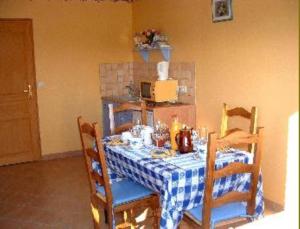 Saint-Sylvestre-Cappel三河山谷住宿加早餐旅馆的一张带蓝白桌布的餐桌