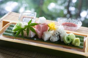 下吕市水明馆酒店的桌上放有寿司和蔬菜的盘子