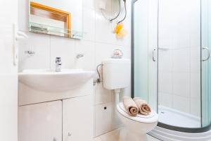 尼亚卢卡Guest House Mara的浴室配有卫生间、盥洗盆和淋浴。
