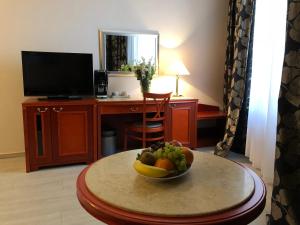 布拉格卡尔顿酒店的房间里的桌子上放一碗水果