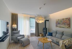 奈达Nidos Namai的客厅配有蓝色的沙发和桌子
