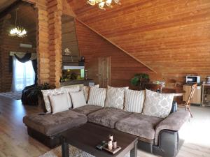 SarapulRusotel的客厅配有沙发和桌子