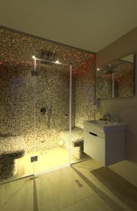 奈达Nidos Namai的浴室设有玻璃淋浴间、水槽和淋浴。