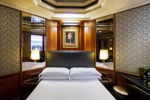 罗马法拉迪尔酒店的一张位于房间的床,上面有两个枕头
