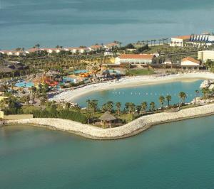 阿可贺巴Sunset Beach Resort Marina & Spa的享有海滩度假村的空中景致