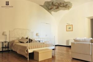 波佐利Hotel Terme Neronensis的白色卧室配有床和椅子