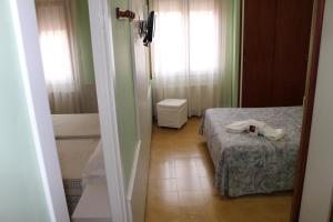 卡尔德斯德马拉维亚法布雷亚斯旅馆的小房间设有床和窗户