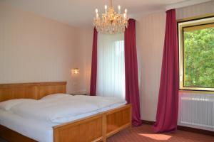 维也纳河畔酒店客房内的一张或多张床位
