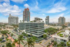 迈阿密海滩Miami Beachfront Bentley Hotel Studio Condo with Balcony的一座有高楼和有车的街道的城市