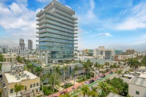 迈阿密海滩Miami Beachfront Bentley Hotel Studio Condo with Balcony的享有高楼城市美景