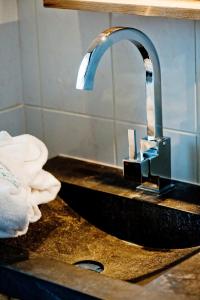 拉克吕萨阿尔卑酒店的浴室内带水龙头的盥洗盆