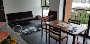 危地马拉Mundo y maletas的客厅配有桌椅和沙发