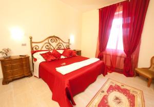 萨尔扎纳B&B Al Calcandola的一间卧室设有红色的床和窗户。