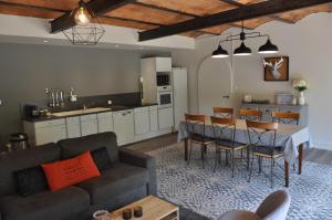 绍莱Au Rez de Jardin的客厅以及带沙发和桌子的厨房。