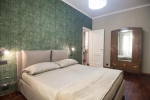 热那亚Casa di Ravecca的一间卧室设有一张床和绿色的墙壁
