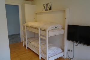 NæsbjergAgervig Bed & Breakfast的客房设有两张双层床和一台平面电视。