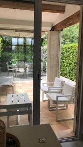 圣特罗佩Saint-Tropez walking distance, sea view house的客房设有带白色椅子和桌子的庭院。