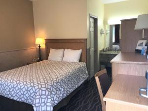 格伦伍德温泉Silver Spruce Inn的小型酒店客房设有床和水槽