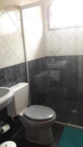 瓜鲁柳斯索格纳勒斯宾馆的一间带卫生间和水槽的浴室