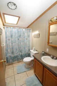 普廷贝Island Club #110的浴室配有卫生间、盥洗盆和淋浴。