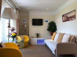 利特尔Arun Sands Rooms的带沙发和电视的客厅