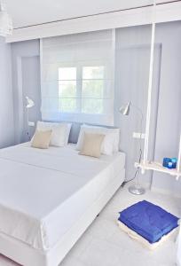 罗德镇Alkyoni City Apartment的窗户客房内的一张白色床