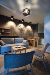 比得哥什Dream Team Nordic Haven的客厅配有蓝色的沙发和桌子