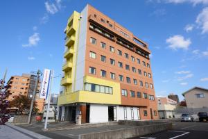 山形市Hotel Sakuranbo的黄色的高楼