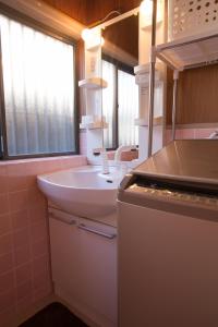 松山道后宿度假屋的浴室配有白色水槽和水槽