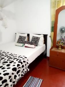 埃拉特诺加普旅馆的一张带黑白枕头和镜子的床