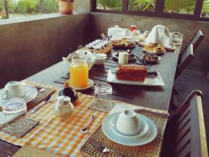 Rodrigues Island派克斯山林小屋的一张桌子,上面有早餐食品和橙汁