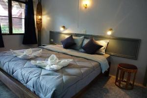 高兰Diamond Sand Palace - SHA Plus的卧室配有一张带白色鲜花的大床