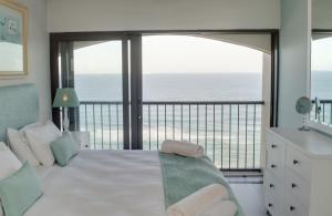 德班1104 The Bermudas - by Stay in Umhlanga的一间卧室设有一张床,享有海景