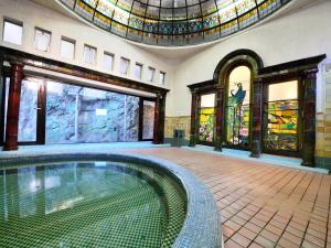 藤泽Iwamotoro的一座游泳池,位于一座带彩色玻璃窗的建筑中
