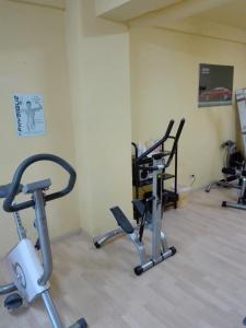 廖洛泰尔梅希尼欧酒店的健身房,室内有3辆健身自行车