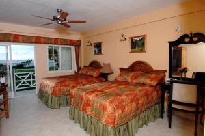 圣乔治卡里纳格海滩度假酒店的酒店客房设有两张床和一个阳台。