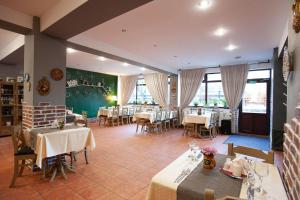 波亚纳布拉索夫Casa Vlasin的用餐室设有桌椅和窗户。