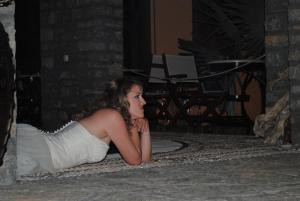 锡米雅佩托斯酒店的穿着白色衣服的年轻女子躺在地上
