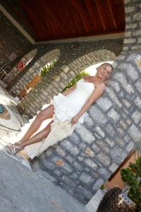 锡米雅佩托斯酒店的身穿白色衣服的女人躺在墙上