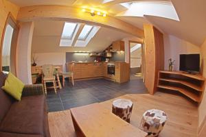 蓬高圣约翰Familien-Bauernhof Neumoar的客厅和带拱形天花板的厨房