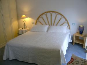 里奥马哲雷Casa Lorenza的一间卧室配有一张带白色床罩的大床