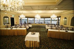 雷德班克莫莉皮切尔酒店的宴会厅配有桌椅和吊灯