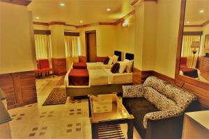 西隆Hotel Gateway Shillong的酒店客房,配有床和沙发