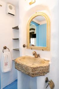 ArnadosVilla Ghisi的一间带水槽和镜子的浴室