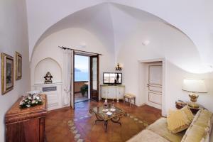 阿马尔菲Villa Alba d'Oro的客厅配有沙发和桌子