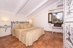 阿马尔菲Villa Alba d'Oro的一间卧室配有一张床、一台电视和一张桌子