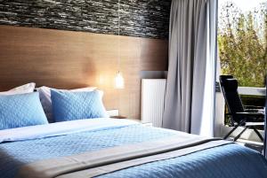 卡利斯托斯卡莱斯提恩酒店的一间卧室设有蓝色的床和窗户。