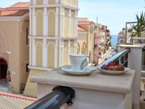 扎金索斯镇Giovanna's Lux Apartment的阳台上喝咖啡和一碗水果