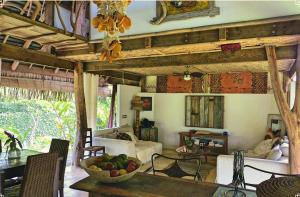 乌图罗阿Island Home的客厅配有沙发和桌子